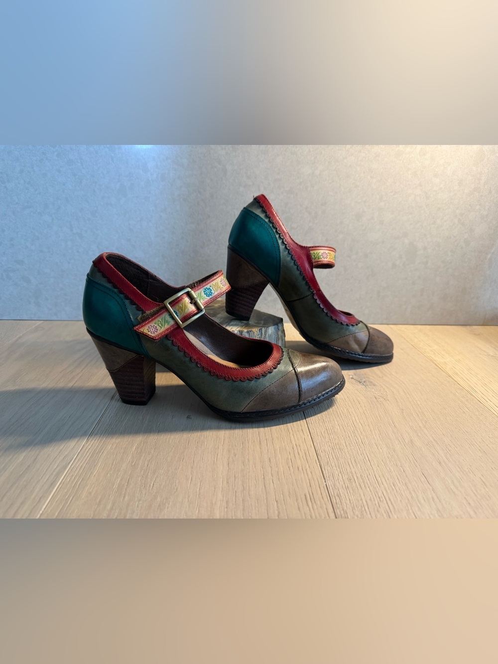 Retro Green & Red Mary Jane Heels with Decorative Buckle